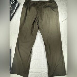 Chico’s Woman’s Army Green Pants size 2.5.  Light weight B41
